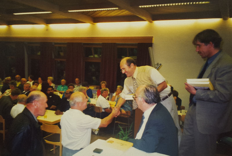Der Autor bedankt sich bei den "Zeitzeugen" Ambros Neundörfer (Mitte) und Richard Koch (links)